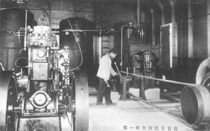 霧笛機械を調整する職員 【霧信号所】
