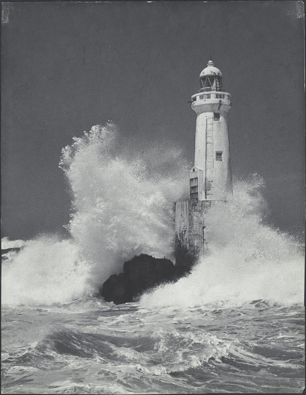 いいでしょう！　７０年前の一ノ島灯台の写真