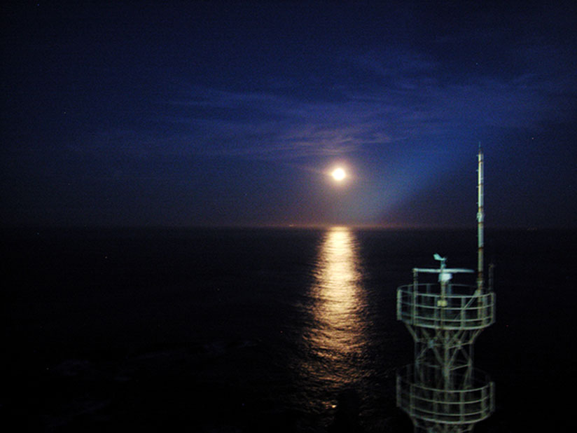 "月の階段"を昇り、海から灯台の光を見てみたい！